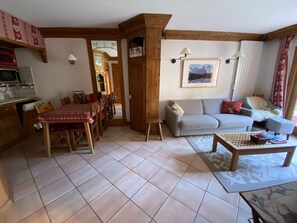 Téléviseur, foyer, lecteur de DVD, livres