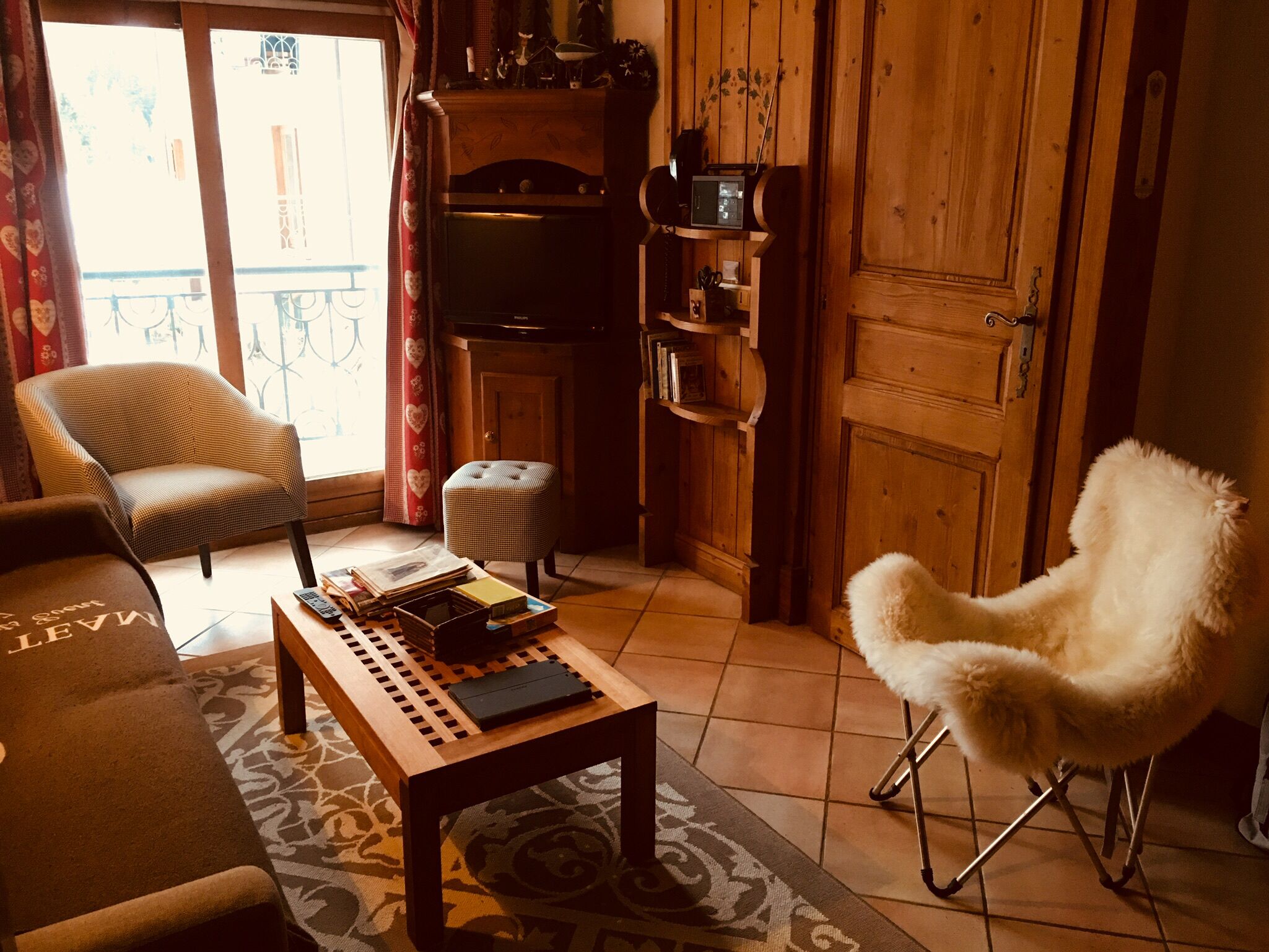 Televisie, een open haard, een dvd-speler en boeken