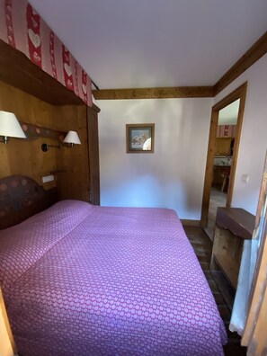 2 slaapkamers, een strijkplank/strijkijzer, wifi, beddengoed