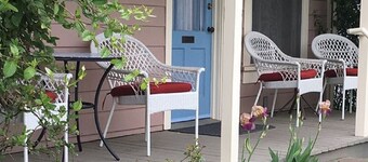 BLOSSOM VIEW COTTAGES  -  Charming Home near OSF Plaza and Downtown