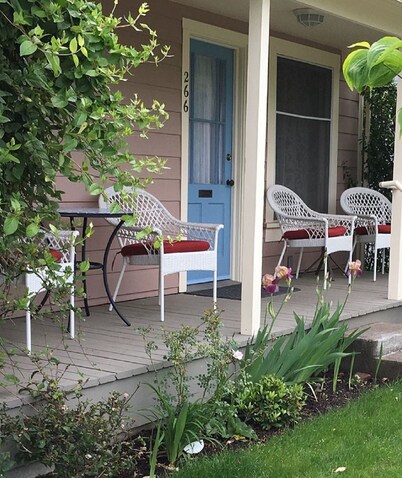 BLOSSOM VIEW COTTAGES  -  Charming Home near OSF Plaza and Downtown