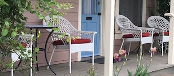 BLOSSOM VIEW COTTAGES - Charming Home near OSF Plaza and Downtown