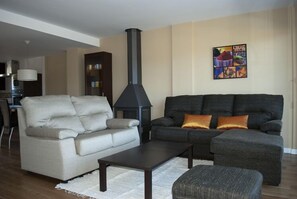 Maisonette, 3 Schlafzimmer | Wohnzimmer | Flachbildfernseher