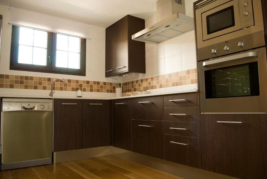 Frigorífico grande, microondas, horno y placa de cocina