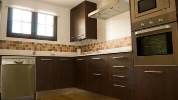 Full-size fridge, microwave, oven, stovetop