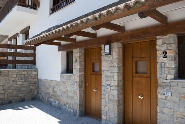 Property entrance - Residencial Massana (Alcala de la Selva)