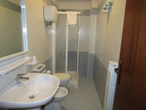 Apartment, 2 Bedrooms, Terrace | Bathroom | Shower, bidet, towels - Appartamenti La Pineta Assisi (Assisi)
