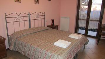 Appartamento, 2 camere da letto, terrazzo | Una scrivania, insonorizzazione, Wi-Fi gratuito