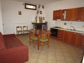 Habitación con 1 cama doble o 2 individuales | Zona de estar | Una televisión de pantalla plana