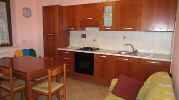 Appartement, 2 chambres, terrasse | Coin séjour | Télévision à écran plat