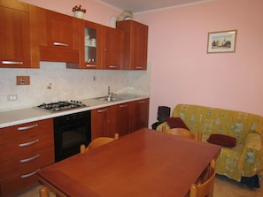 Apartment, 2 Schlafzimmer, Terrasse | Wohnzimmer | Flachbildfernseher