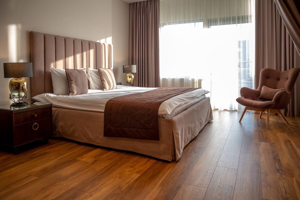 Estudio superior, vista a la bahía | 1 habitación, minibar, caja de seguridad en la habitación y escritorio