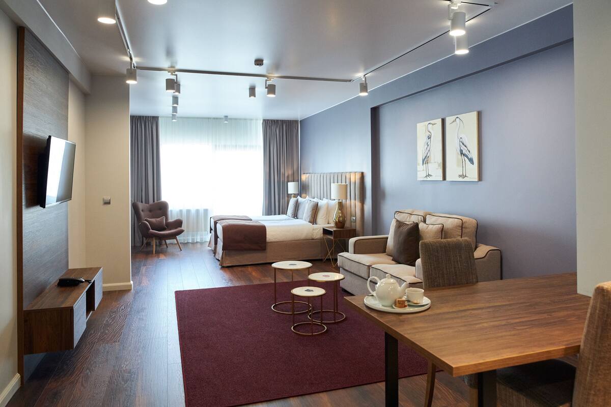 Estudio superior, vista a la ciudad (Twin) | 1 habitación, minibar, caja de seguridad en la habitación y escritorio