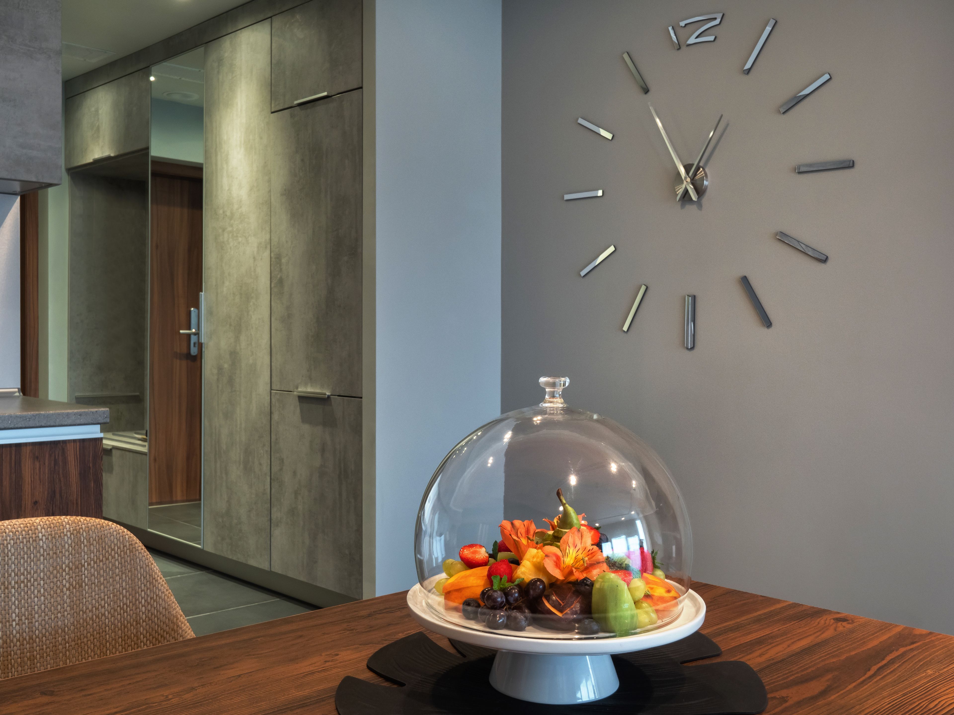 Bar mini, peti besi dalam bilik, meja, langsir/tirai gelap terus 