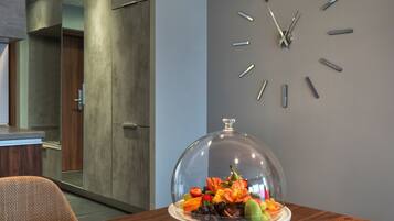 Bar mini, peti besi dalam bilik, meja, langsir/tirai gelap terus