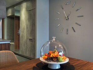 Frigobar, cofres nos quartos, escrivaninha, cortinas blackout