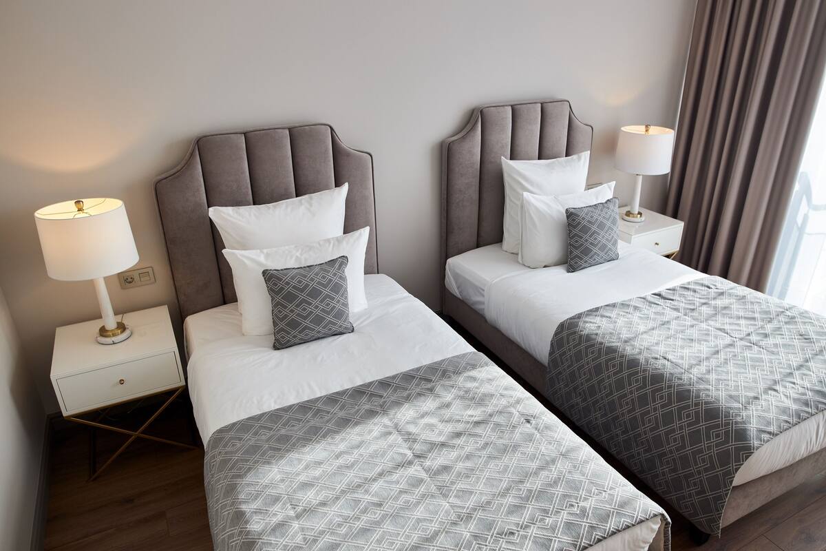 Departamento ejecutivo, varias camas | 1 habitación, minibar, caja de seguridad en la habitación y escritorio