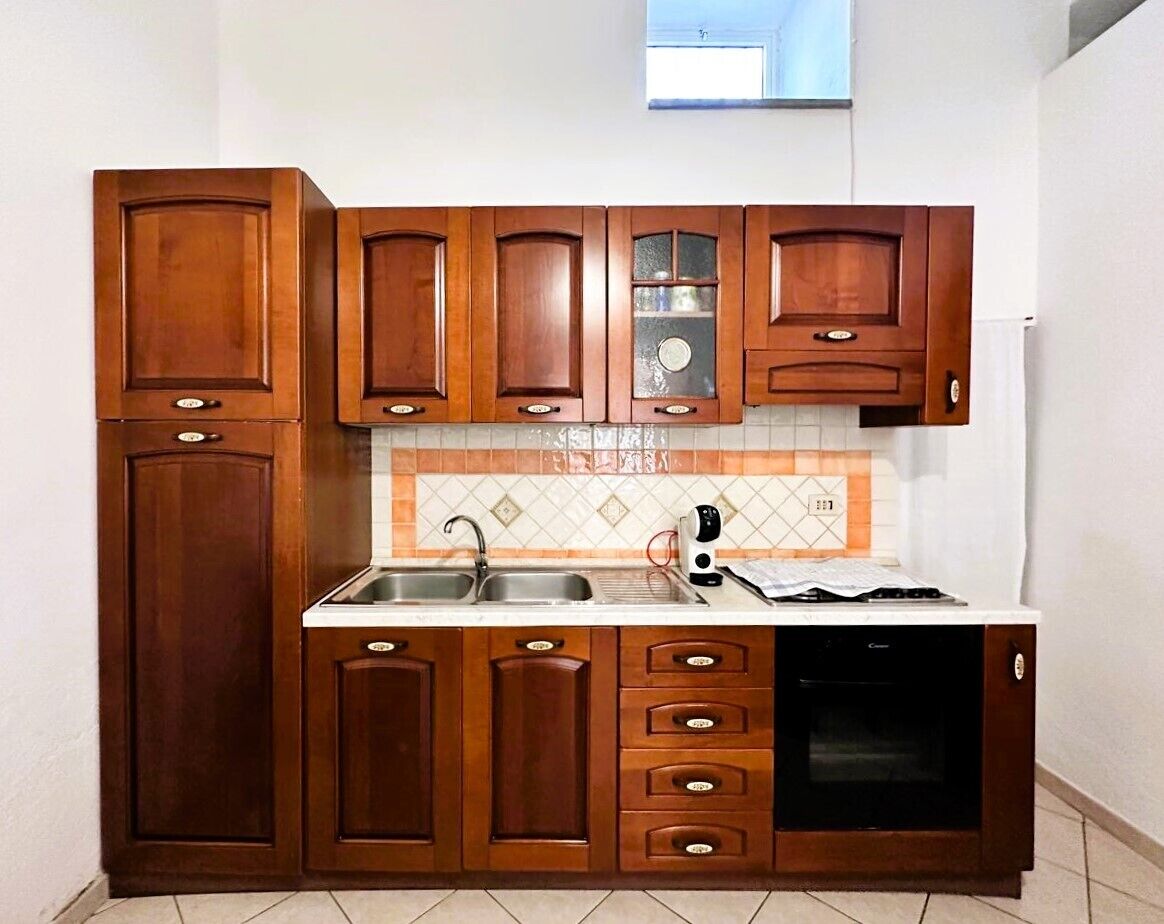 Frigorífic, forn, placa de cuina i cafetera i tetera 