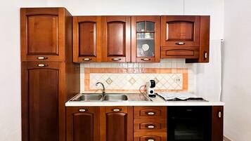 Jääkaappi, uuni, liesi, kahvin-/teenkeitin