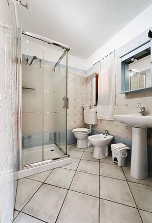 Ducha, secador de pelo, bidet, toallas