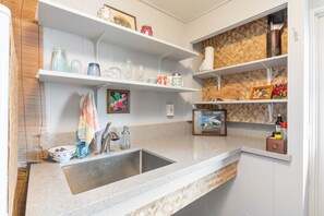 Réfrigérateur, micro-ondes, cafetière/bouilloire, grille-pain