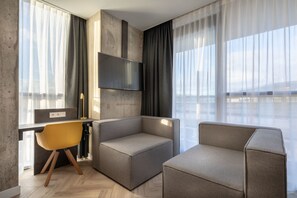 Design driepersoonskamer, 3 eenpersoonsbedden | Een bureau, geluiddichte muren, een strijkplank/strijkijzer, gratis wifi