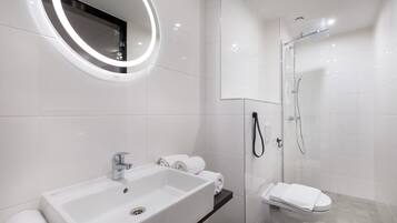 Family Quadruple Room | Bathroom | Shower, free toiletries, hair dryer, towels