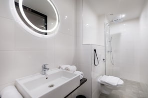 Habitación cuádruple familiar | Baño | Regadera, amenidades de baño gratuitas, secadora de cabello, toallas 