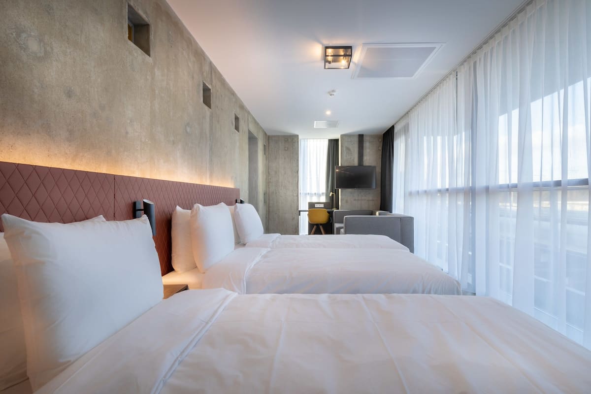 Design Triple Room, 3 Twin Beds | Desk, soundproofing, iron/ironing board (on request), WiFi (free)