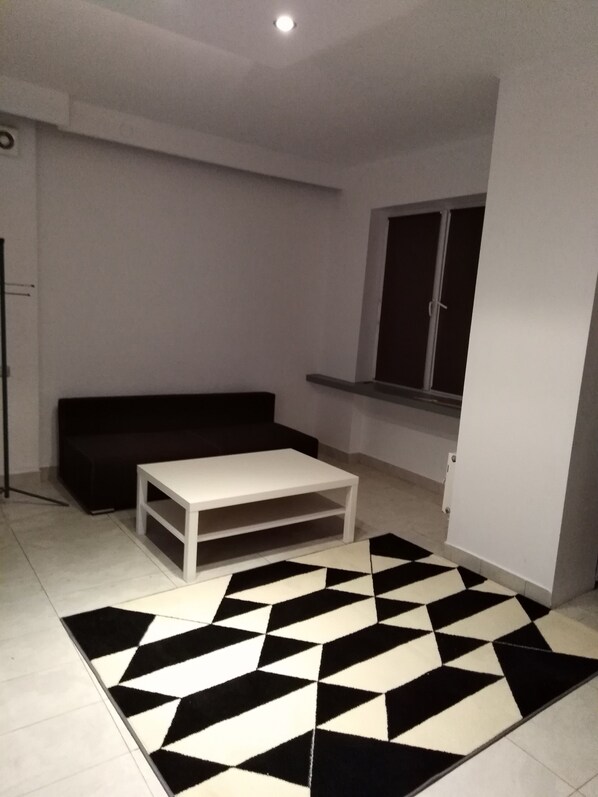 Basic Double Room, Non Smoking | Living area