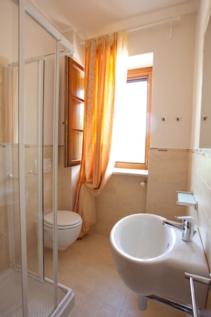 Douche, articles de toilette gratuits, sĂšche-cheveux, bidet