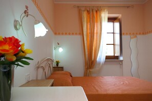 Economy Double Room, Private Bathroom (External) | Individually decorated, individually furnished, blackout drapes - Bed and Breakfast Monticelli (Gubbio)