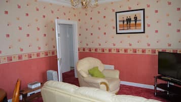 Een smart-tv en boeken