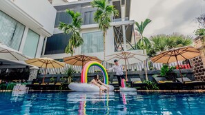Outdoor pool, pool umbrellas, sun loungers - Popular Hotel & Spa (Siem Reap)