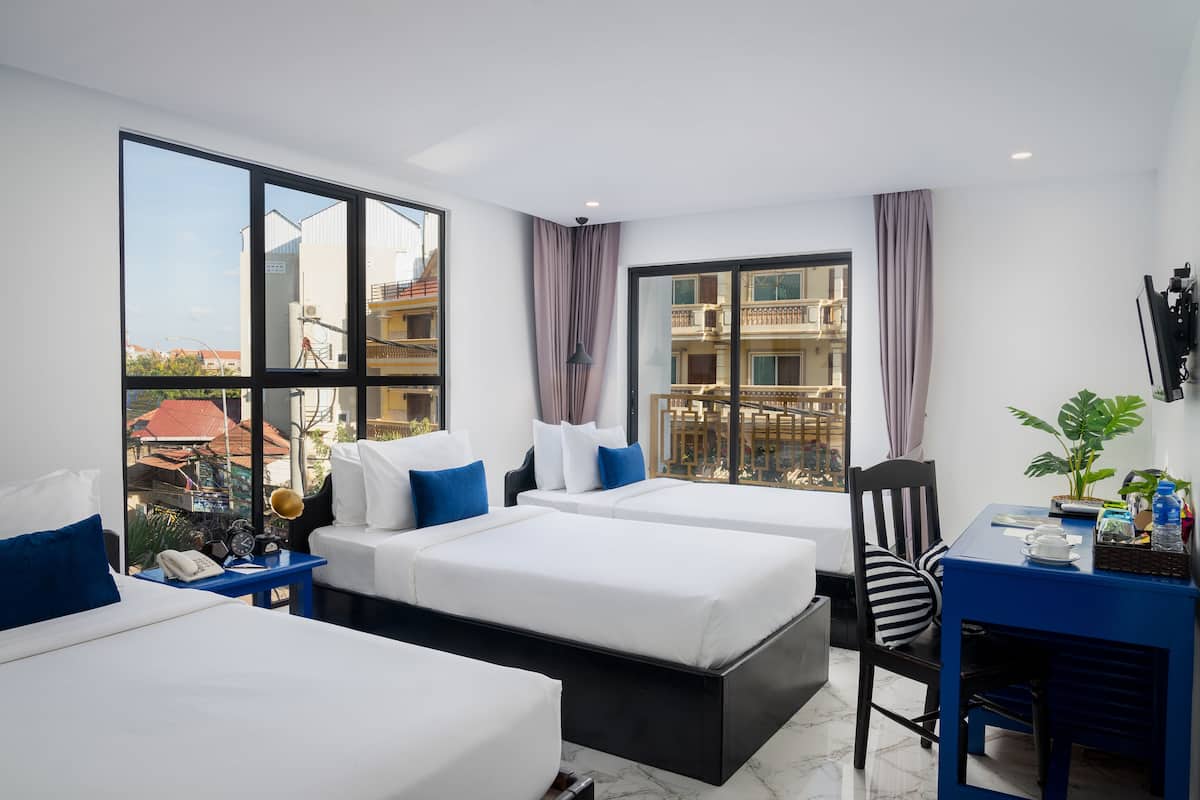 Triple Room 3 adults - Free Pick Up | Draps en coton égyptien, minibar, coffre-fort pour ordinateur portable