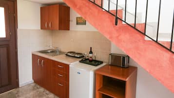 Appart'hôtel, vue mer | Cuisine privée | Réfrigérateur, plaque de cuisson, cafetière/bouilloire