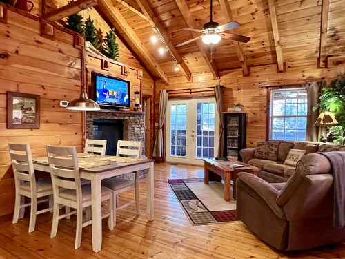 Romantic Cabin - Fishing Pond-King Bed-Double Sided Fireplace-HotTub-Screen Deck