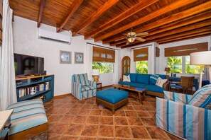 Smart TV, DVD player - Oceanfront Dream Vacation Home with Incredible Views and Pool (Playa Negra)