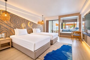 Habitación de hotel moderna con dos camas, un escritorio y vistas al exterior.