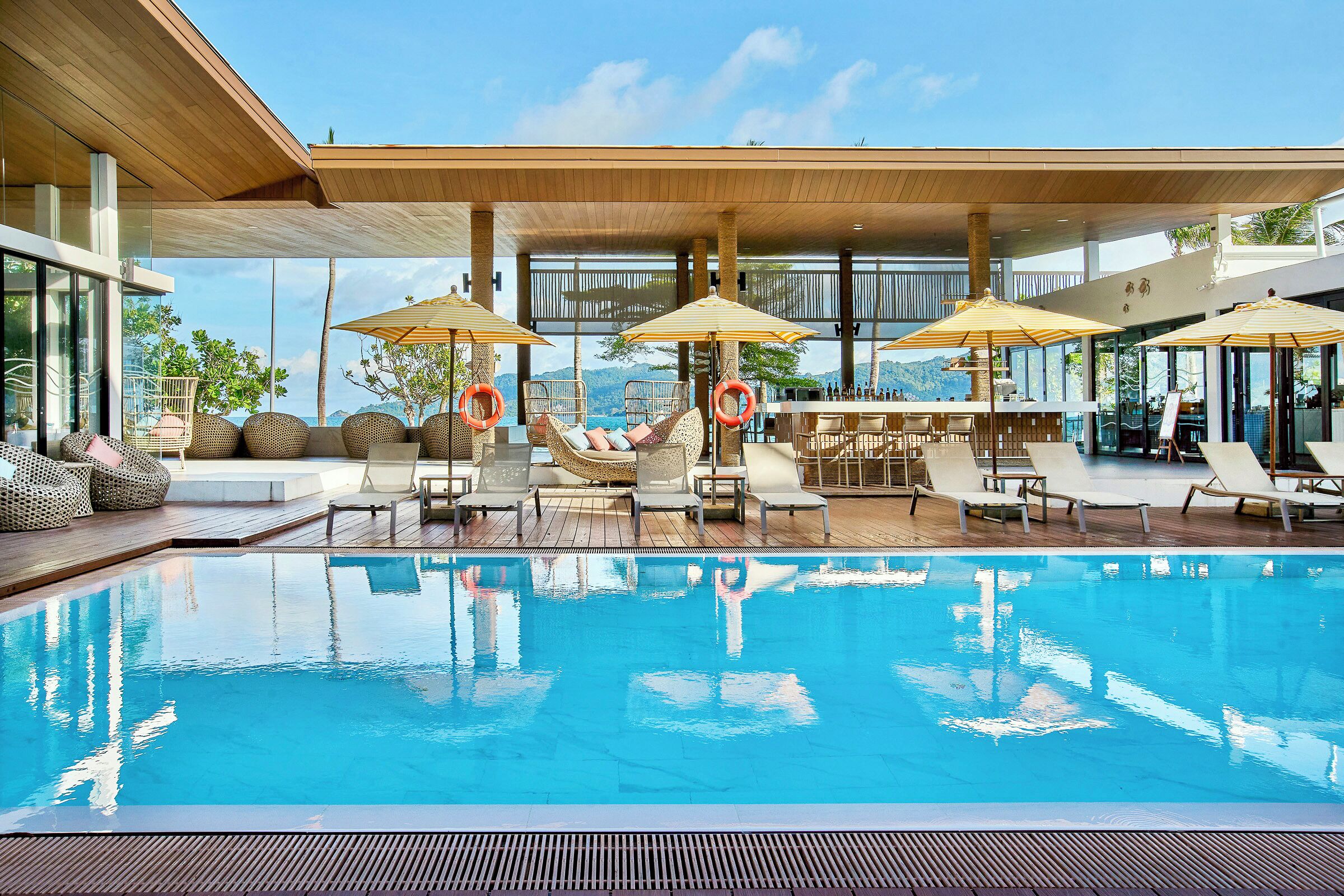 Una piscina al aire libre