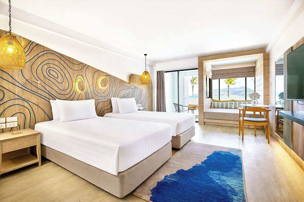 Deluxe Balcony Seaview | Seprai premium, minibar, brankas, dan meja kerja