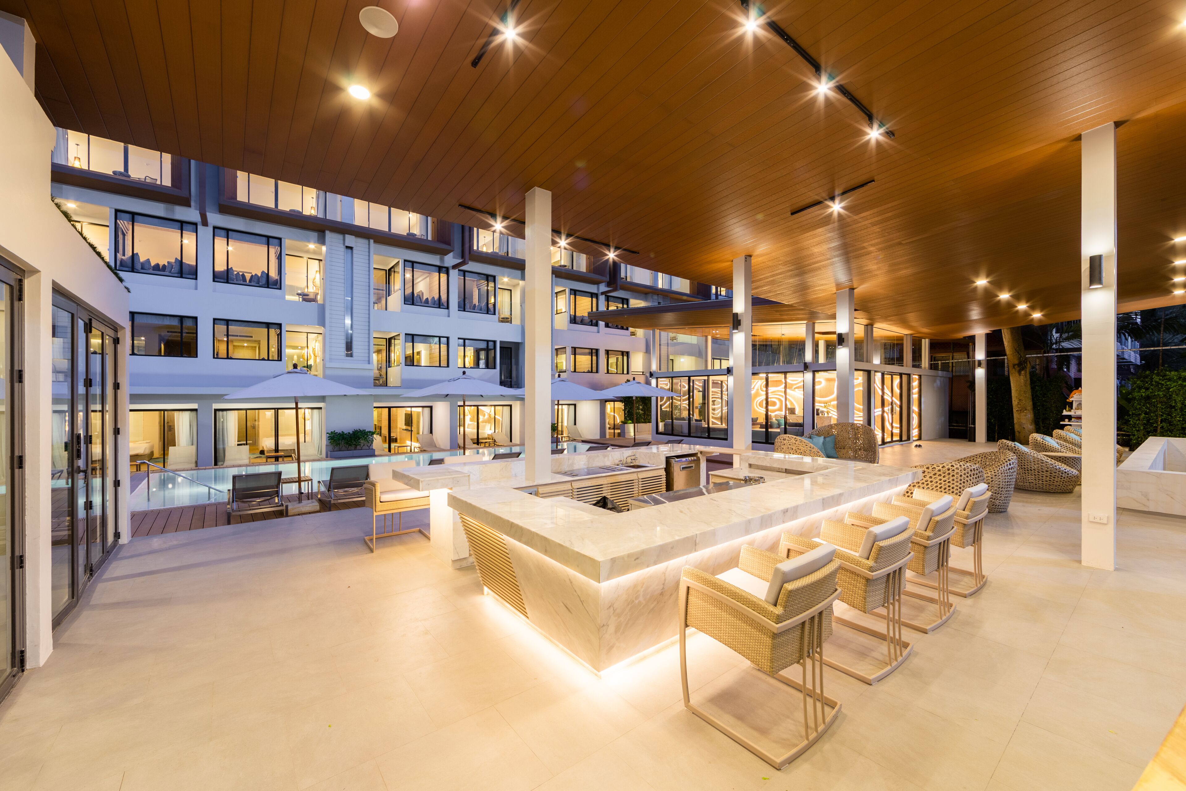 Phục vụ bữa sáng, bữa trưa, bữa tối, món địa phương và quốc tế 