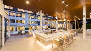 Phục vụ bữa sáng, bữa trưa, bữa tối, món địa phương và quốc tế