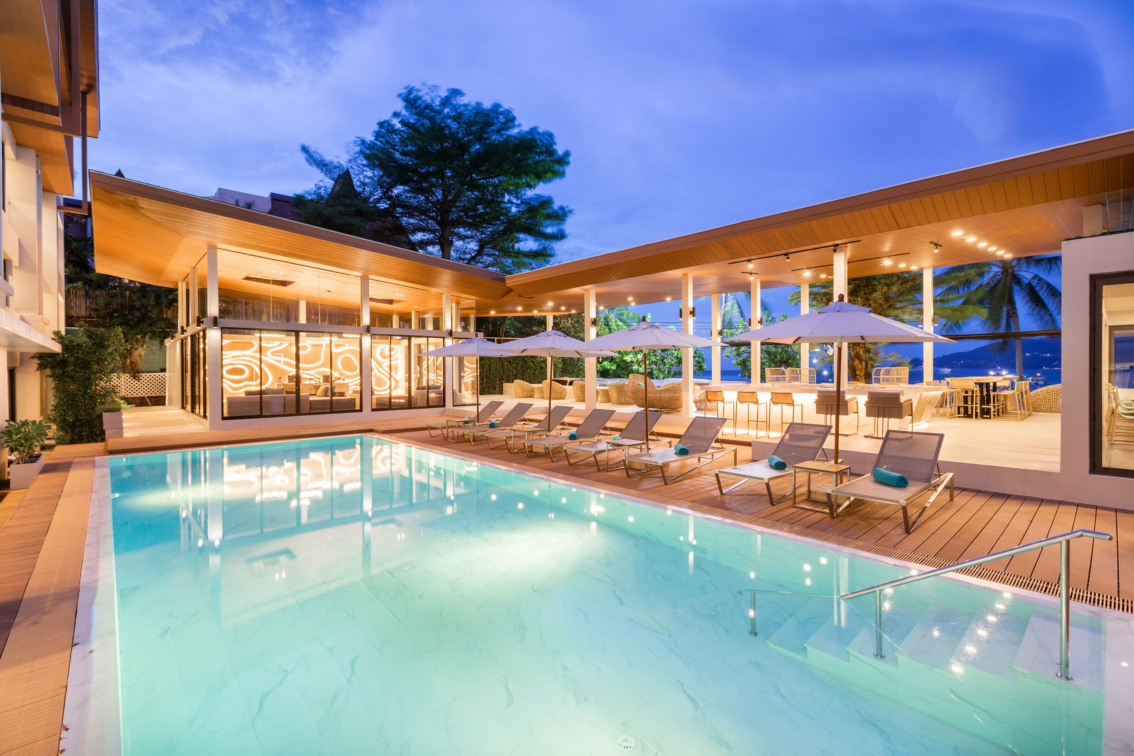 Una piscina al aire libre