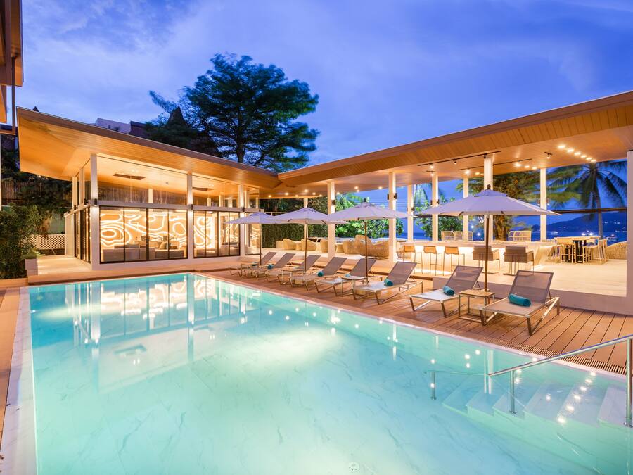 Una piscina al aire libre