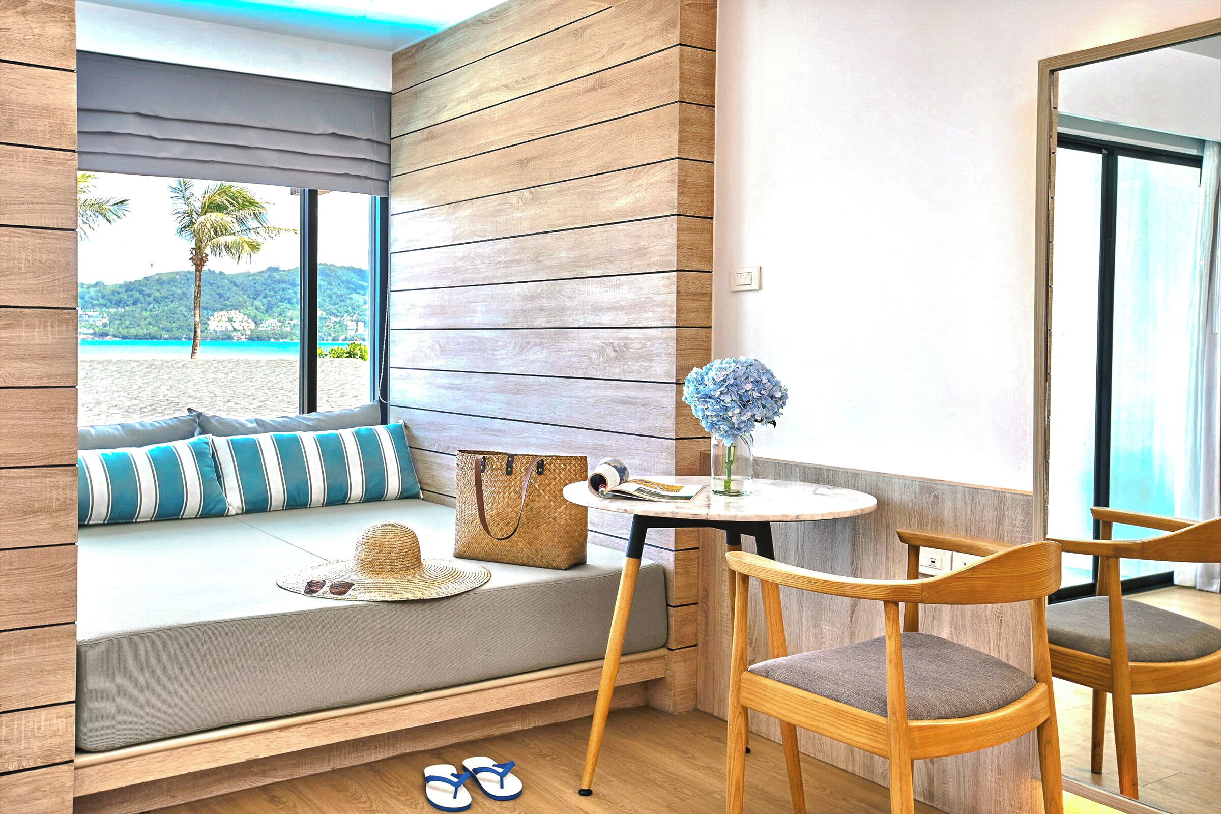 Deluxe Balcony Seaview | Peralatan tempat tidur premium, bar mini, peti besi dalam bilik, meja 