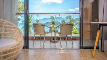 Deluxe Premier Balcony Seaview | Peralatan tempat tidur premium, bar mini, peti besi dalam bilik, meja