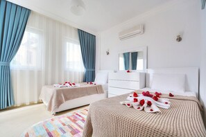 Villa, vue sur la mer | 3 chambres, décor unique, bureau, fer et planche à repasser