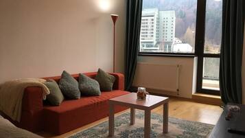 Comfort Studio, Mountain View | Living room | Flat-screen TV