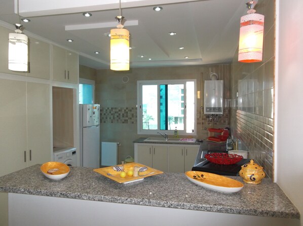 Căn hộ Deluxe, 2 phòng ngủ, quang cảnh thành phố | Bếp riêng | Tủ lạnh, lò vi sóng, lò nướng, bếp nấu 